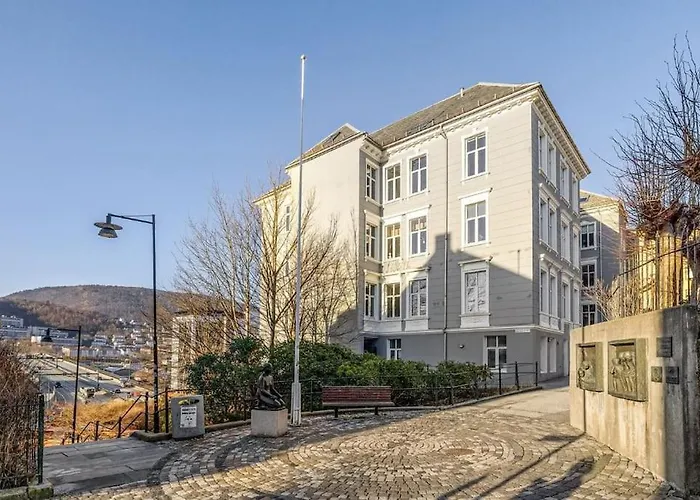Modern Apartment With Panoramic View In Central Bergen